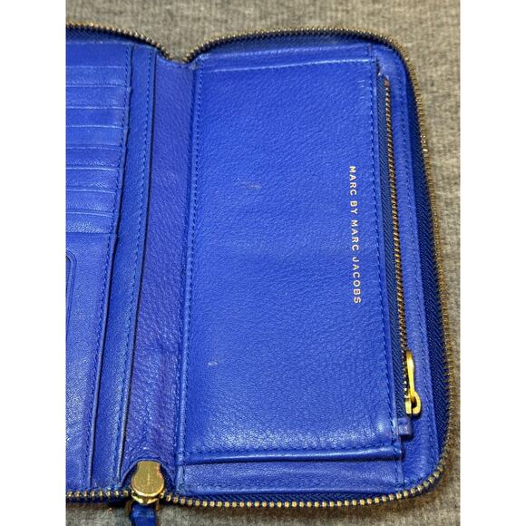 Marc by Marc Jacobs Blue Leather Work Wear Gold Plaque Logo Zip Around Wallet - Picture 4 of 8